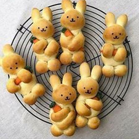 Pão assado em formato de coelhos
